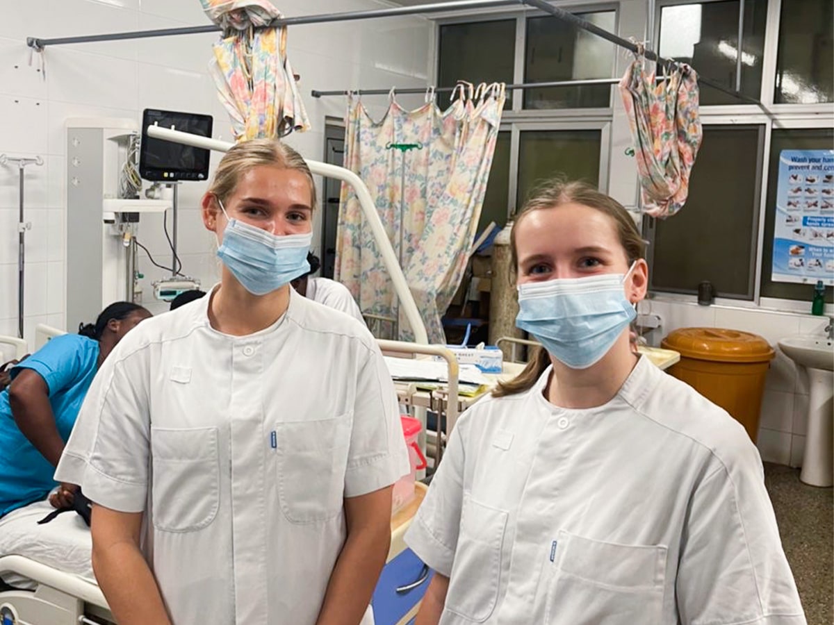 Ghana Vounteers in Hospital