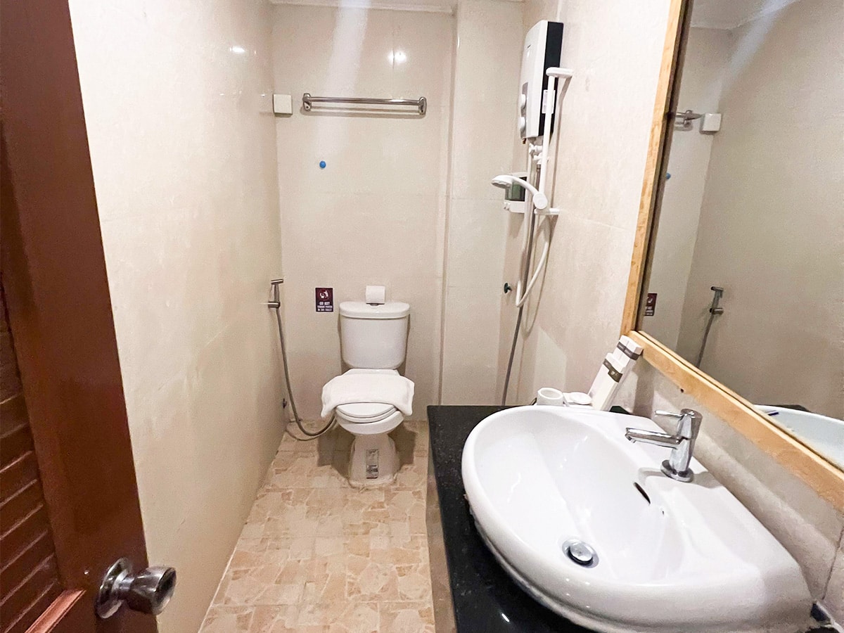 White Corner Hotel Bathroom