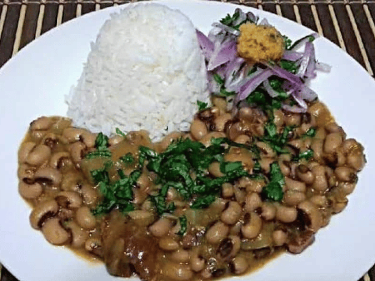 Frijoles con arroz y salsa criolla (beans with rice and sauce)
