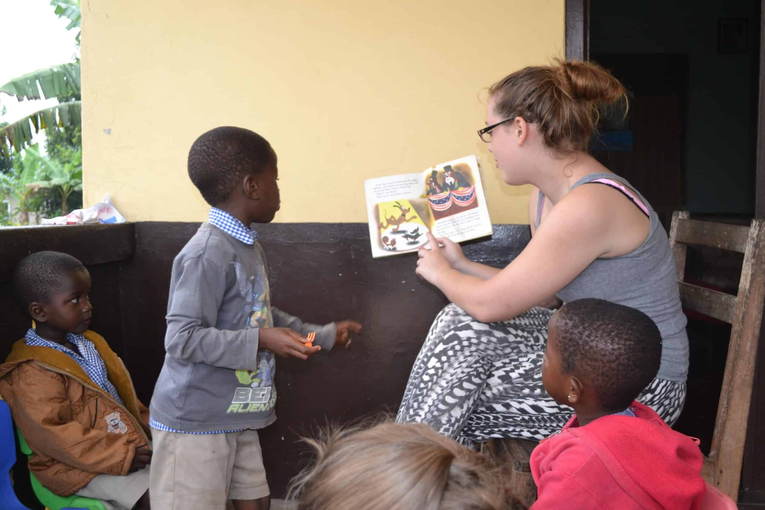 Projects Abroad volunteers volunteers to read a book to the children in Ghana
