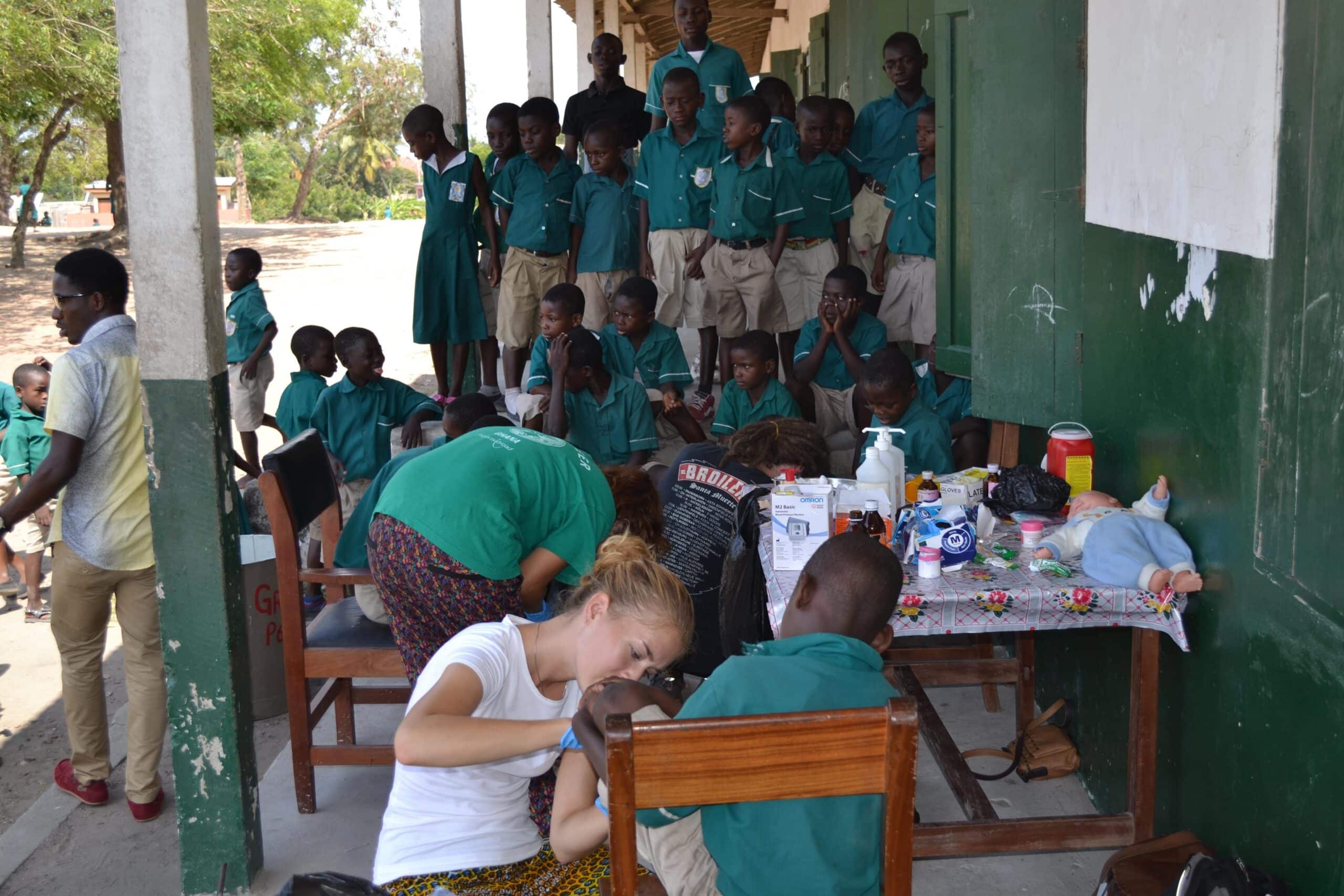 Medicine Projects Abroad volunteers participate in a medical outreach in Ghana during their pharmacy internship.
