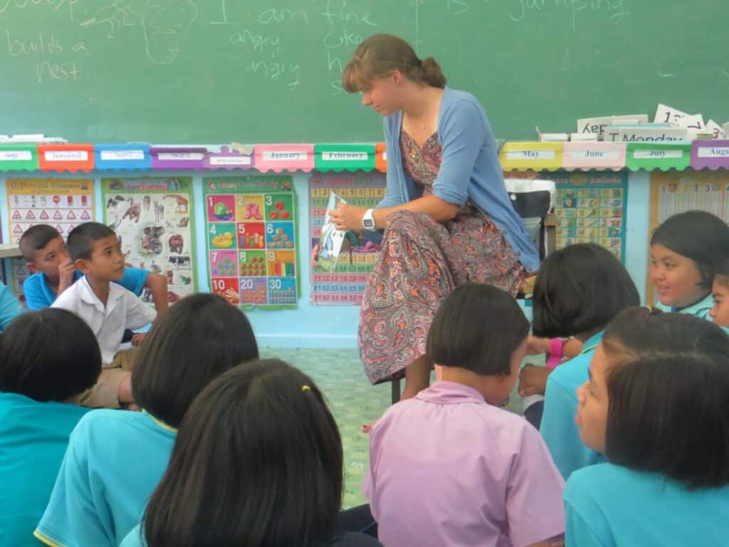 teaching-volunteer-reading-in-class-thailand-instead-of-volunteering-in-orphanages-product-5dee4a8038fdc.[1090]