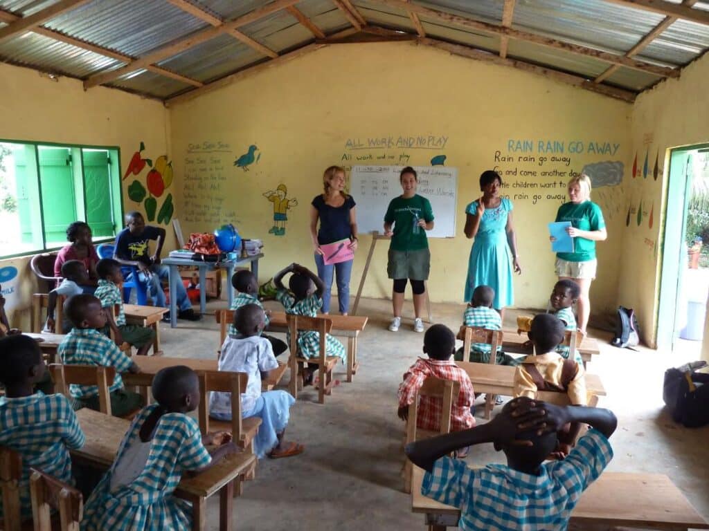 volunteers-teaching-schools-instead-orphanages-ghana-product-5dee3f66da6a0.[1090]